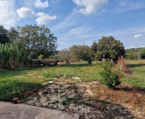 Reduzierte Immobilien in der Gegend von Rovinj - zwei Häuser in einer abgeschiedenen Gegend mit 6.853 m2 Garten - foto 25