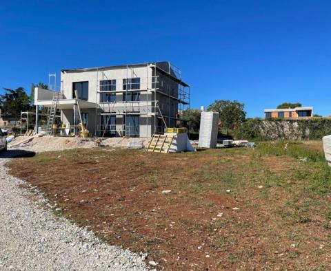 Neue Villa in Porec, 2,5 km vom Meer entfernt, möbliert und ausgestattet angeboten - foto 2