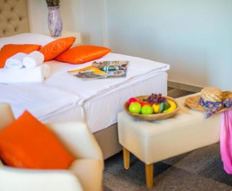 Pěkný nově zrekonstruovaný hotel na prodej v oblasti Poreč - pic 12