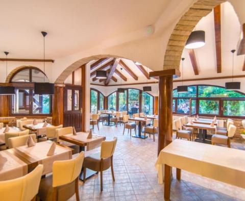 Pěkný nově zrekonstruovaný hotel na prodej v oblasti Poreč - pic 16