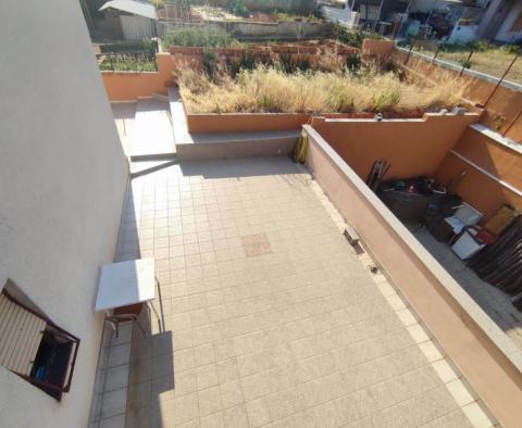 Spacious house of 673 m2 with sea view in Nova Veruda, Pula, just 200 meters from the sea - pic 7