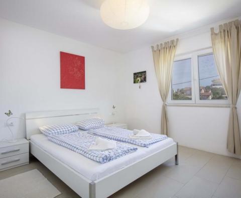 Solidní vila s bazénem a výhledem na moře v Linardici - pic 18