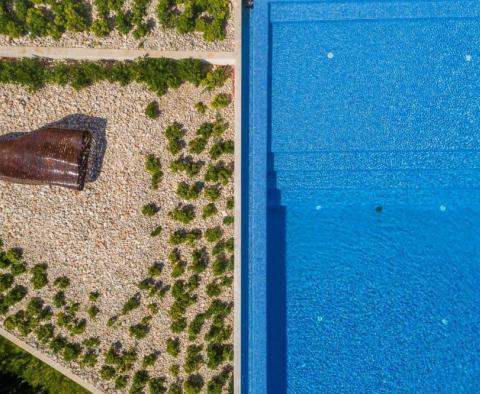 Fantastique villa en bord de mer d'architecture moderne sur la Riviera de Karlobag avec piscines intérieure et extérieure ! - pic 16