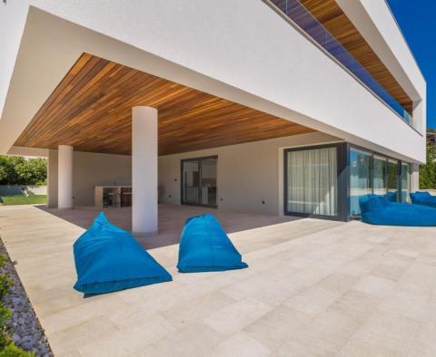 Fantastique villa en bord de mer d'architecture moderne sur la Riviera de Karlobag avec piscines intérieure et extérieure ! - pic 21
