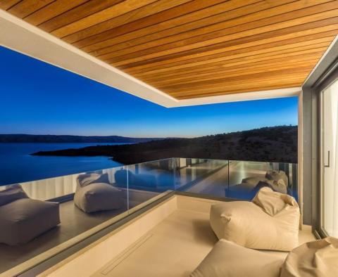 Fantastique villa en bord de mer d'architecture moderne sur la Riviera de Karlobag avec piscines intérieure et extérieure ! - pic 28