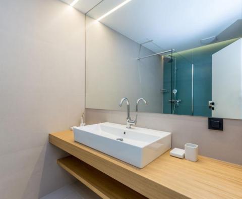 Fantastique villa en bord de mer d'architecture moderne sur la Riviera de Karlobag avec piscines intérieure et extérieure ! - pic 49