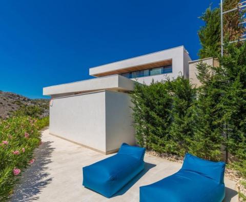 Fantastique villa en bord de mer d'architecture moderne sur la Riviera de Karlobag avec piscines intérieure et extérieure ! - pic 73