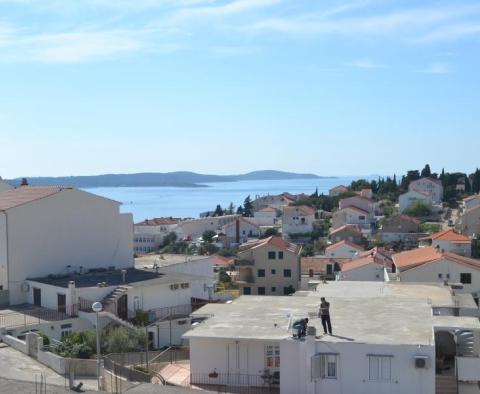 Appartement à vendre dans la ville de Hvar avec vue sur la mer - pic 2