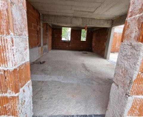 Willa składająca się z dwóch części w budowie na przedmieściach Porec z odległym widokiem na morze - pic 4