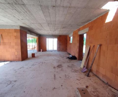 Villa Labin-Rabac régióban épül, modern luxusvillák körül - pic 2