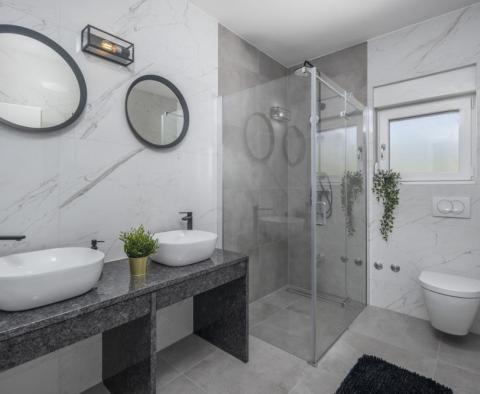 Moderní vila s otevřeným výhledem na moře pouhých 150 metrů od pláže - pic 25
