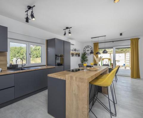 Moderní vila s otevřeným výhledem na moře pouhých 150 metrů od pláže - pic 30