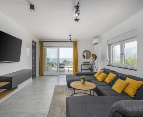 Moderní vila s otevřeným výhledem na moře pouhých 150 metrů od pláže - pic 31