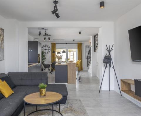 Moderní vila s otevřeným výhledem na moře pouhých 150 metrů od pláže - pic 32