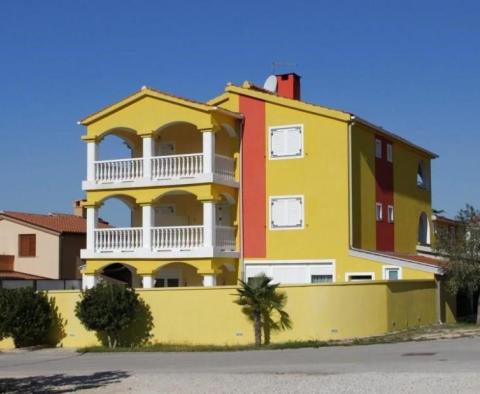 Hotelgebäude zum Verkauf in Peroj, nur 700 Meter vom Meer entfernt, mit schöner Aussicht - foto 5