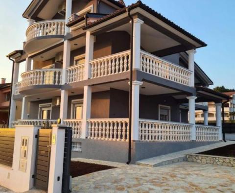 Turisztikai ingatlan 5 apartmannal Medulinban, tengerre néző kilátással - pic 4