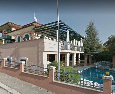 Heißer Verkauf einer Luxusvilla in Porec, nur 400 Meter vom Strand entfernt - foto 11