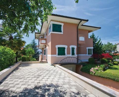 Heißer Verkauf einer Luxusvilla in Porec, nur 400 Meter vom Strand entfernt - foto 51