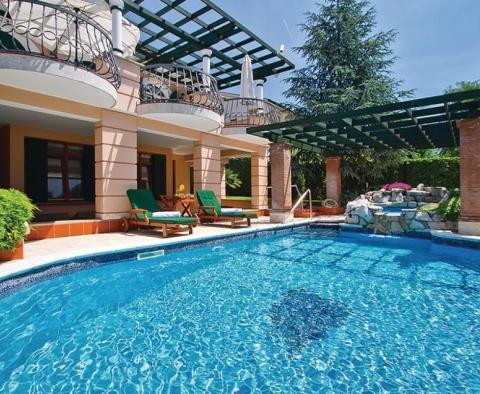 Heißer Verkauf einer Luxusvilla in Porec, nur 400 Meter vom Strand entfernt - foto 5