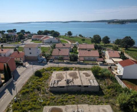Projet d&#39;investissement - terrain avec permis de construire valide et sous-sol fini à seulement 80 mètres de la mer - pic 19