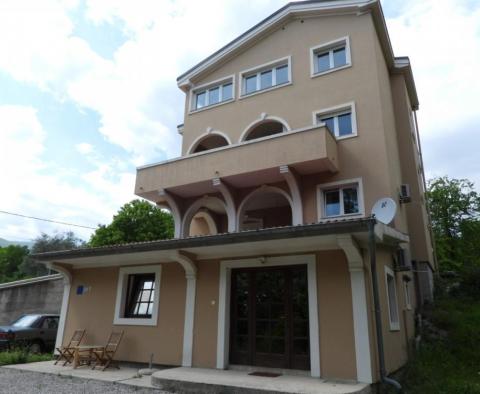 Beeindruckendes Haus mit 4 Wohnungen zum Verkauf in Matulji, über Opatija auf 3740 qm. vom Land! - foto 3