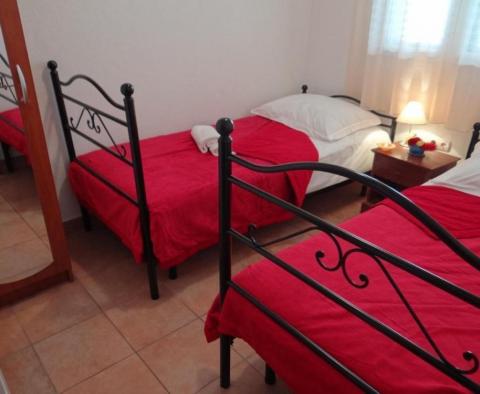 Nagyszerű turisztikai ingatlan Ciovo-n, mindössze 200 méterre a tengertől, 5 apartman - pic 11