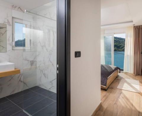 Stylish waterfront villa in a picturesque village between Trogir and Rogoznica - pic 36