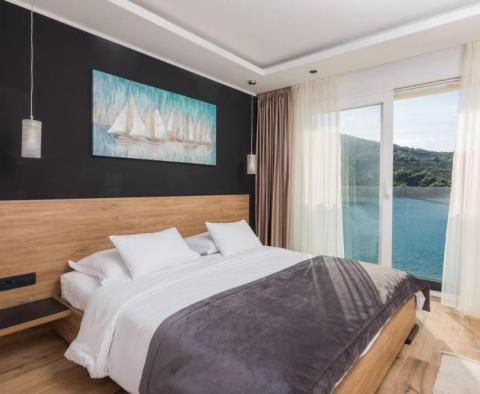 Stylish waterfront villa in a picturesque village between Trogir and Rogoznica - pic 37