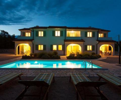 Mini-Hotel aus drei Häusern mit einem Pool in der Natur der Insel Krk - foto 10