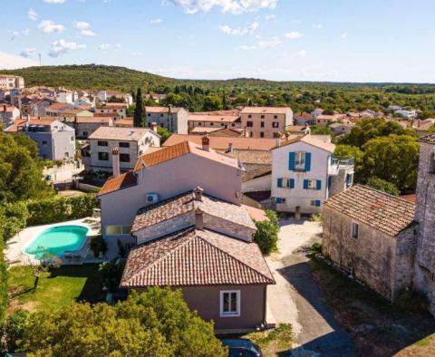 Villa pour mini-hôtel avec 12 chambres et une piscine, Bale - pic 63