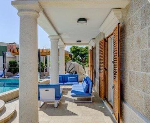 Luxusní palazzo v Rogoznici na druhé linii k moři - pic 14