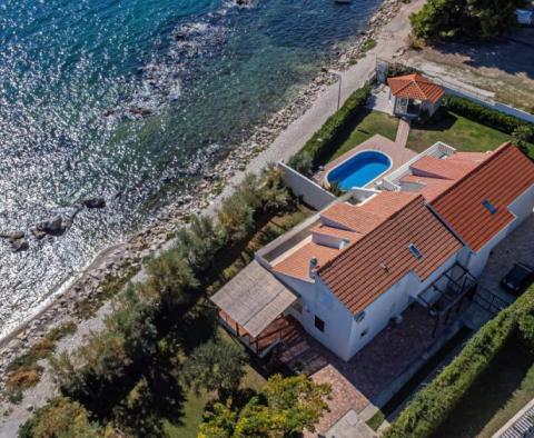Vzácná vila na nábřeží v Kaštel Stafilic, s bazénem a skvělým výhledem na moře - pic 20