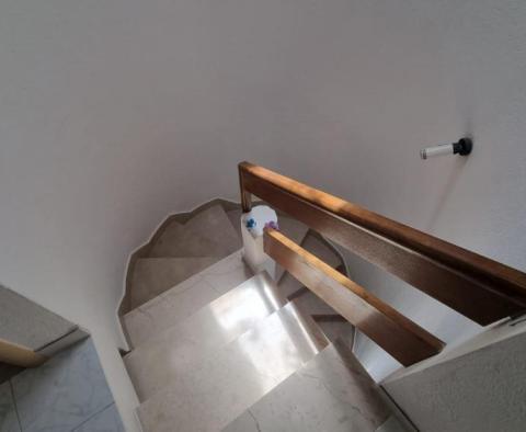 Vzácná vila na nábřeží v Kaštel Stafilic, s bazénem a skvělým výhledem na moře - pic 23