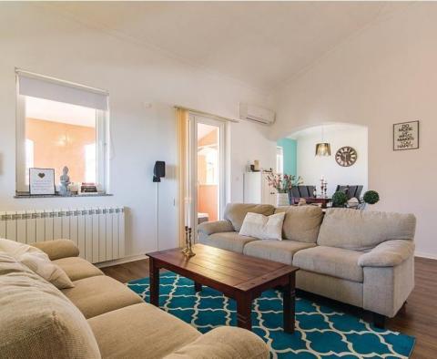 Dům se třemi apartmány a nádherným bazénem ve Valtuře, Ližnjan, jen 1 km od moře - pic 41