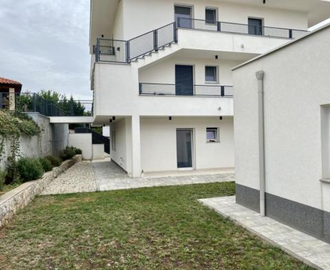 Nowoczesny ekskluzywny nowy budynek w Kostrenie, zaledwie 300 metrów od morza - mieszkanie na parterze z ogrodem 400m2, mieszkanie 42m2 i garaż 100m2 - pic 2