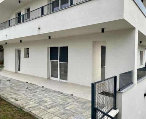 Nowoczesny ekskluzywny nowy budynek w Kostrenie, zaledwie 300 metrów od morza - mieszkanie na parterze z ogrodem 400m2, mieszkanie 42m2 i garaż 100m2 - pic 4