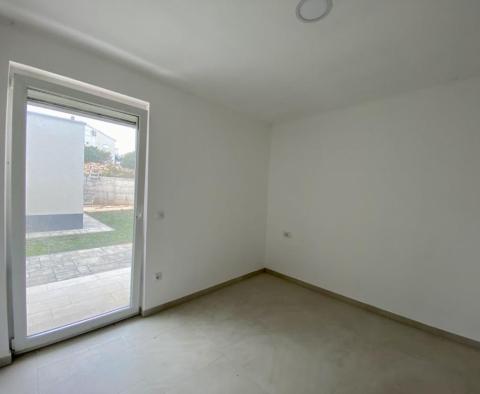 Nowoczesny ekskluzywny nowy budynek w Kostrenie, zaledwie 300 metrów od morza - mieszkanie na parterze z ogrodem 400m2, mieszkanie 42m2 i garaż 100m2 - pic 5