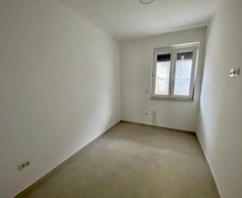 Nowoczesny ekskluzywny nowy budynek w Kostrenie, zaledwie 300 metrów od morza - mieszkanie na parterze z ogrodem 400m2, mieszkanie 42m2 i garaż 100m2 - pic 8