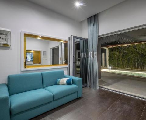 Moderní apart-vila se 4 apartmány jen 50 metrů od moře - pic 6