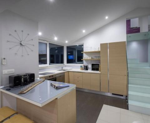 Moderní apart-vila se 4 apartmány jen 50 metrů od moře - pic 15