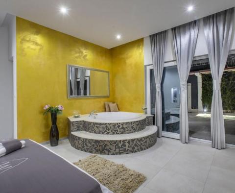 Moderní apart-vila se 4 apartmány jen 50 metrů od moře - pic 16