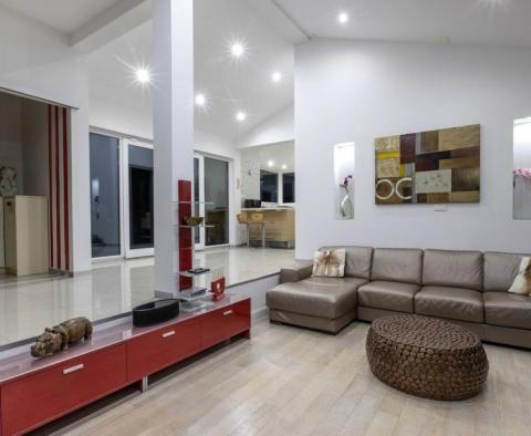 Moderní apart-vila se 4 apartmány jen 50 metrů od moře - pic 18