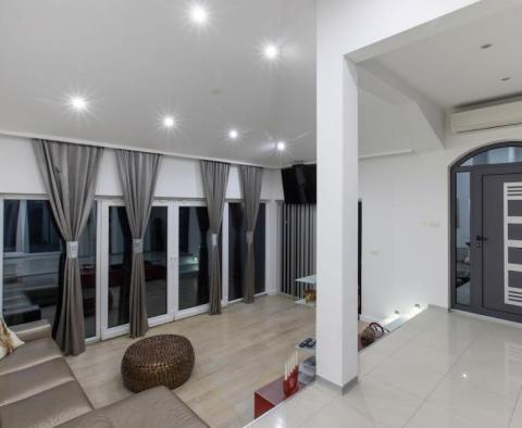 Moderní apart-vila se 4 apartmány jen 50 metrů od moře - pic 19
