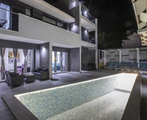 Moderní apart-vila se 4 apartmány jen 50 metrů od moře - pic 27