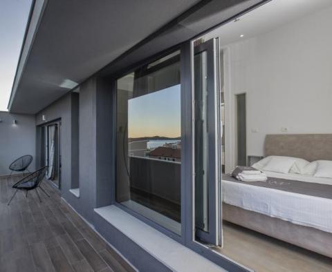 Moderní apart-vila se 4 apartmány jen 50 metrů od moře - pic 35