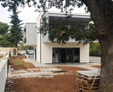 Csodálatos újonnan épült modern villa tengerre néző kilátással Medulinban, mindössze 300 méterre a tengertől - pic 2