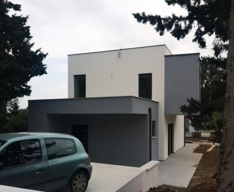 Csodálatos újonnan épült modern villa tengerre néző kilátással Medulinban, mindössze 300 méterre a tengertől - pic 3