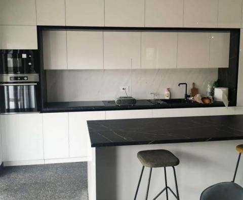 Csodálatos újonnan épült modern villa tengerre néző kilátással Medulinban, mindössze 300 méterre a tengertől - pic 11