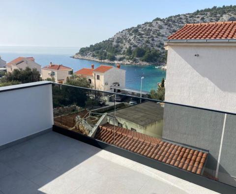 Schöne neue Villa mit Swimmingpool, nur 50 Meter vom Meer entfernt, in der Bucht von Stivasnica, Region Rogoznica - foto 2