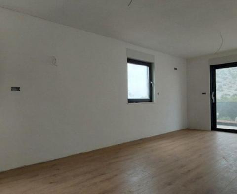 Schöne neue Villa mit Swimmingpool, nur 50 Meter vom Meer entfernt, in der Bucht von Stivasnica, Region Rogoznica - foto 13
